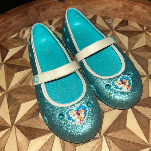 Crocs: Frozen Elsa and Anna Blue Glitter with White Trim Slip On Keeley Flats - Picture 1 of 3